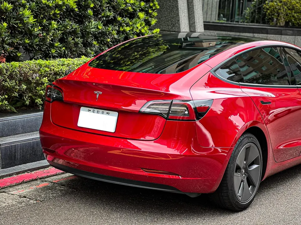 Tesla Model 3 SR+