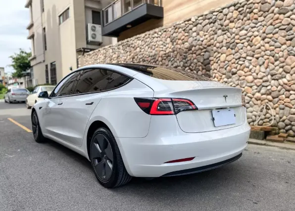 Tesla Model 3 SR+ 照片 1