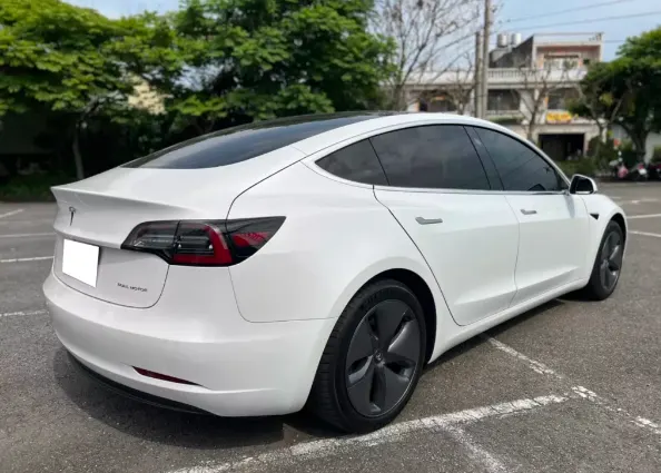 Tesla Model 3 SR+
