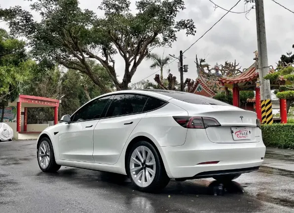 Tesla Model 3 SR+
