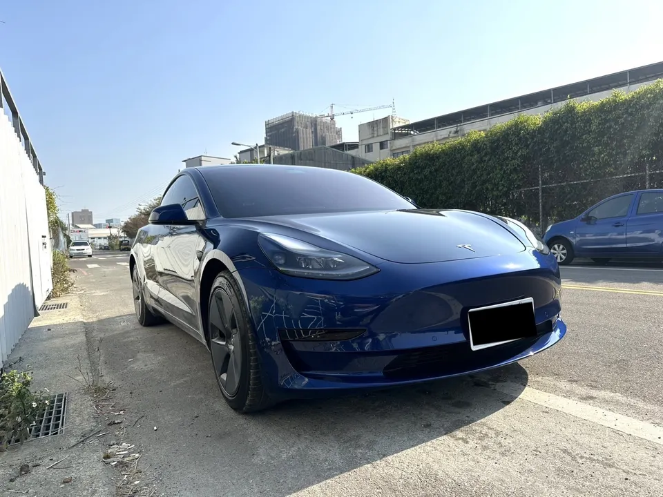 Tesla Model 3 SR+