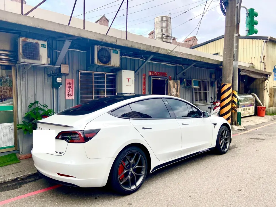 Tesla Model 3 SR+