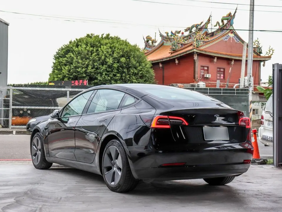 Tesla Model 3 SR+