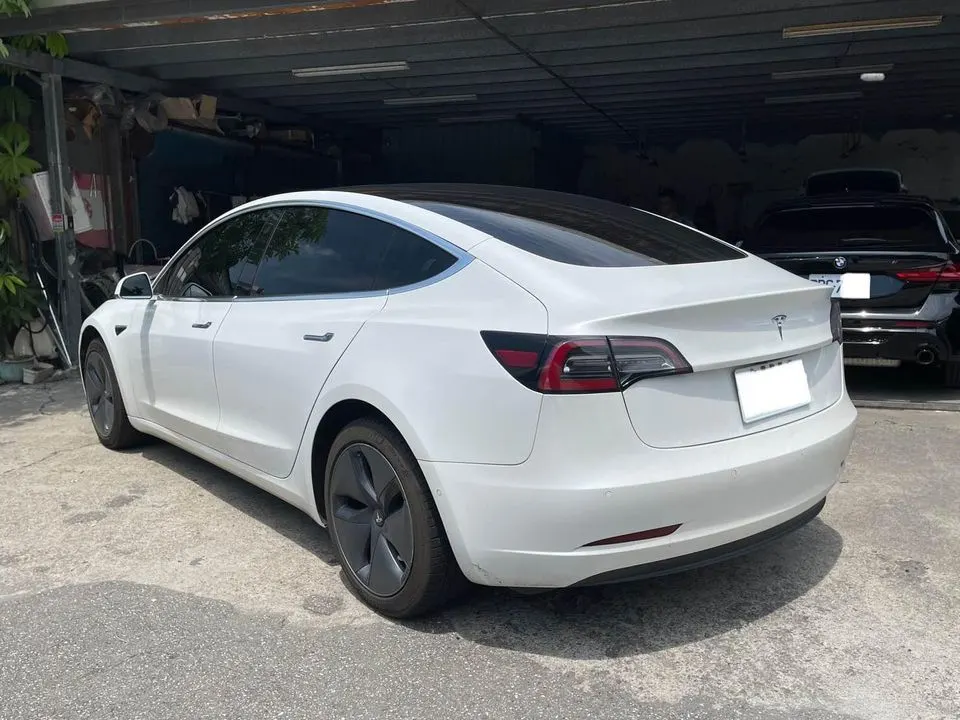 Tesla Model 3 SR+