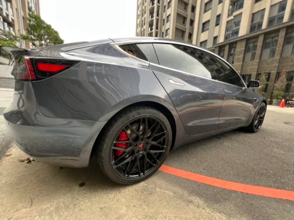 Tesla Model 3 Performance 照片 1