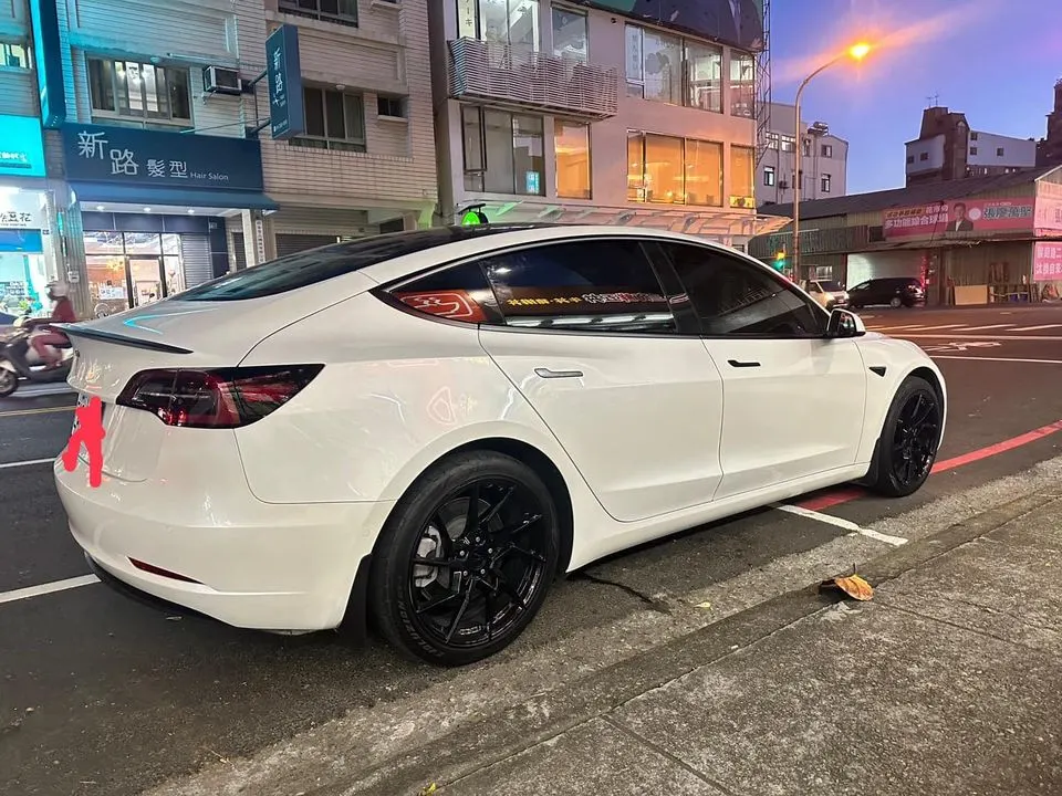 Tesla Model 3 LFP