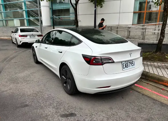 Tesla Model 3 SR+