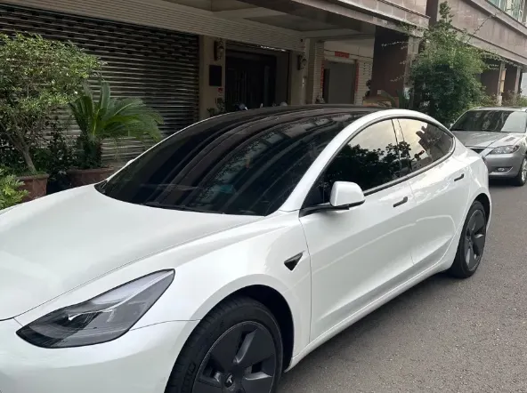 Tesla Model 3 SR+ 照片 1