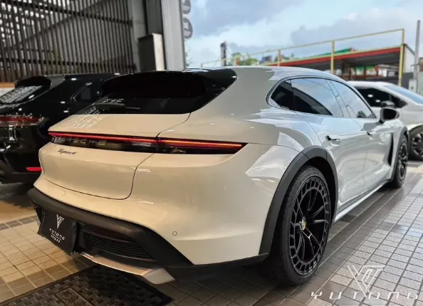 Porsche Taycan 4 Cross Turismo 照片 1