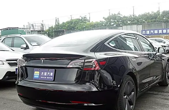 Tesla Model 3 SR+