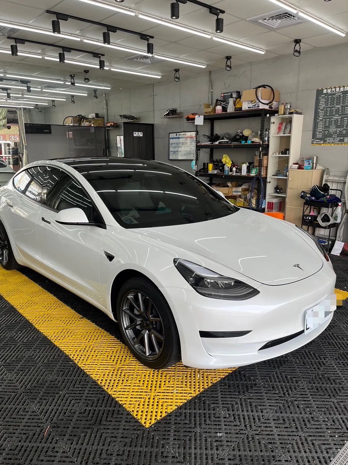 Tesla Model 3 LFP 照片 1