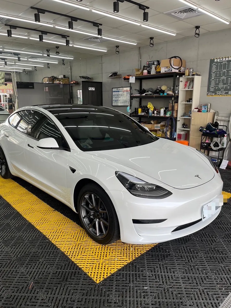 Tesla Model 3 LFP