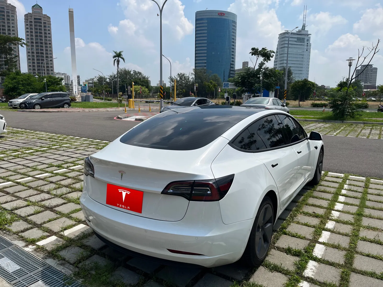 Tesla Model 3 LFP 照片 1