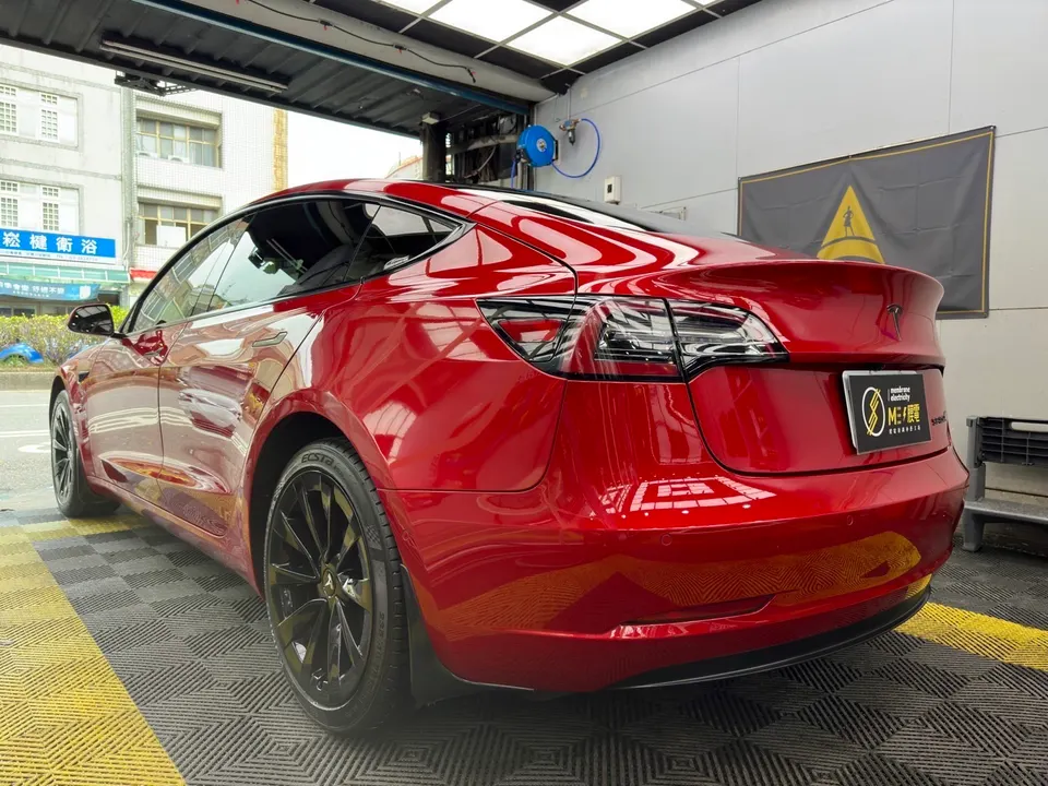 Tesla Model 3 SR+