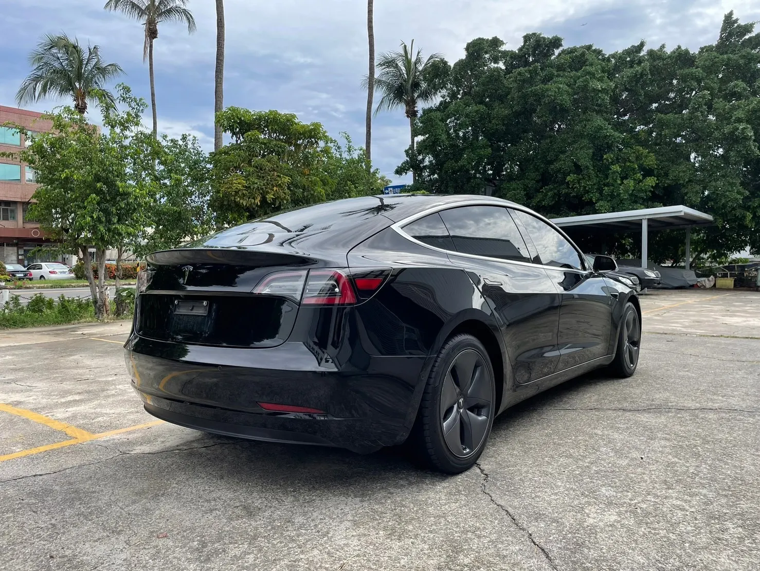Tesla Model 3 SR+ 照片 1