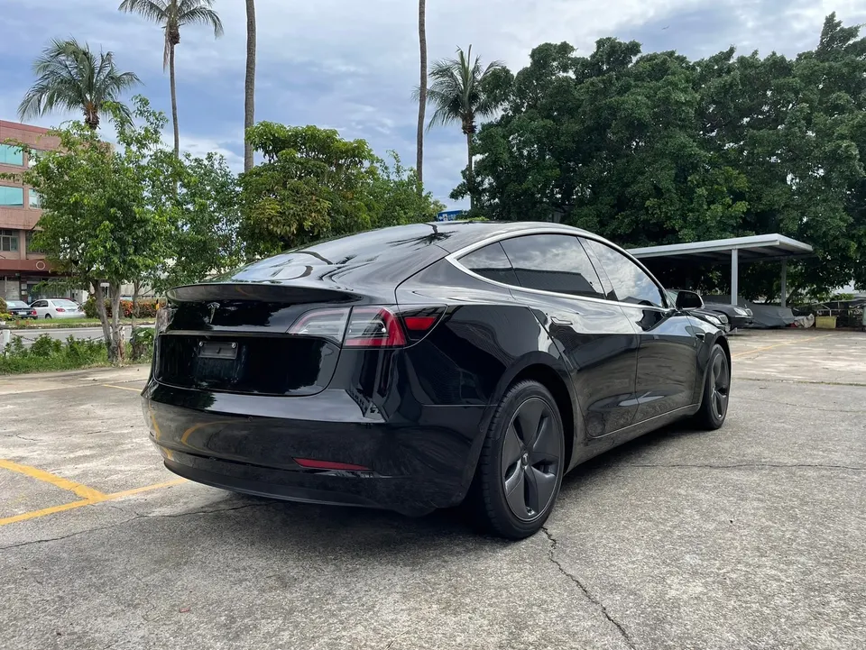Tesla Model 3 SR+