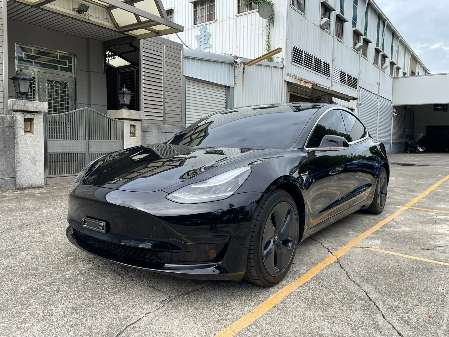 TESLA MODEL 3 SR 照片 1