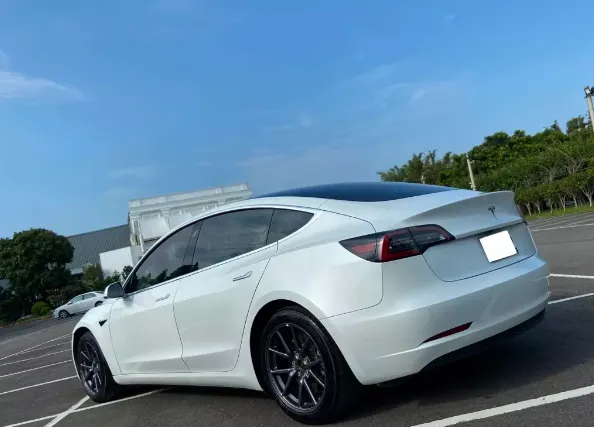 Tesla Model 3 SR+ 照片 1