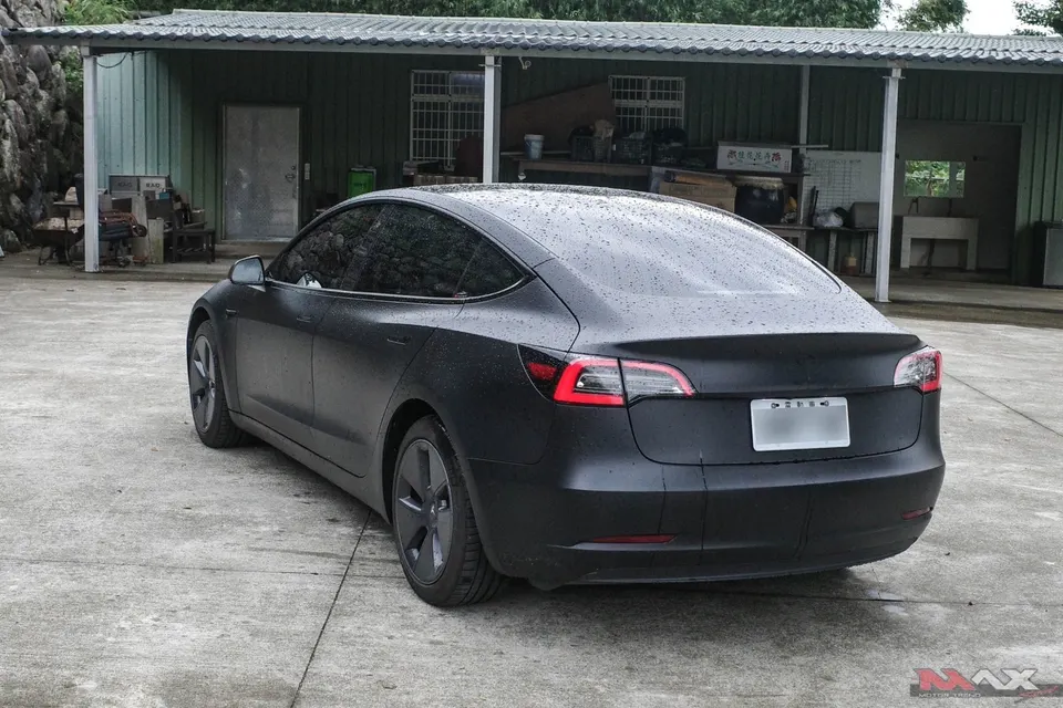 Tesla Model 3 LFP