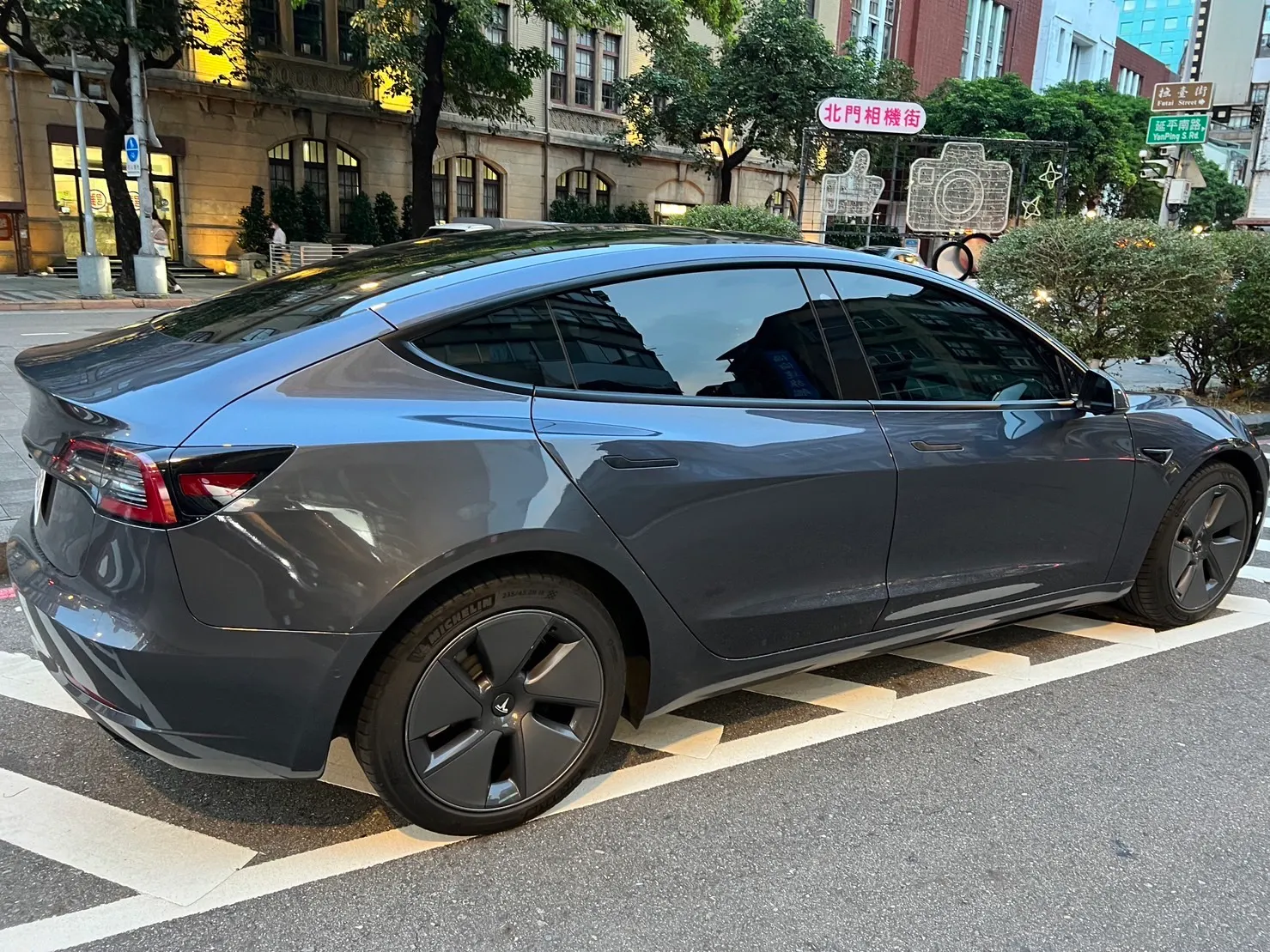 Tesla Model 3 LFP 照片 1