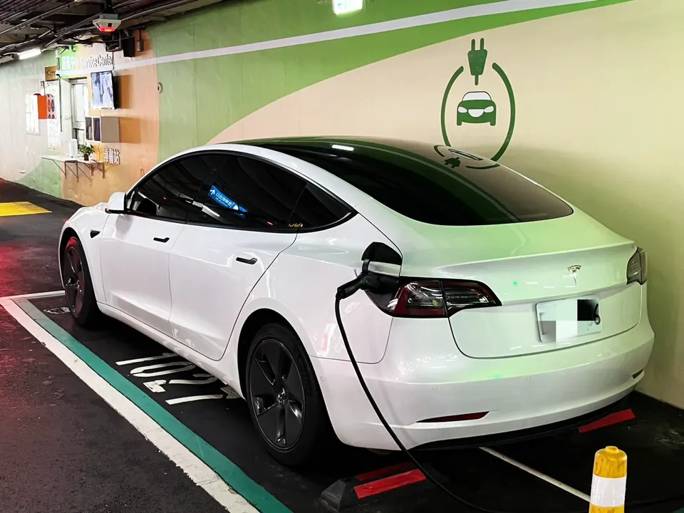 Tesla Model 3 SR+