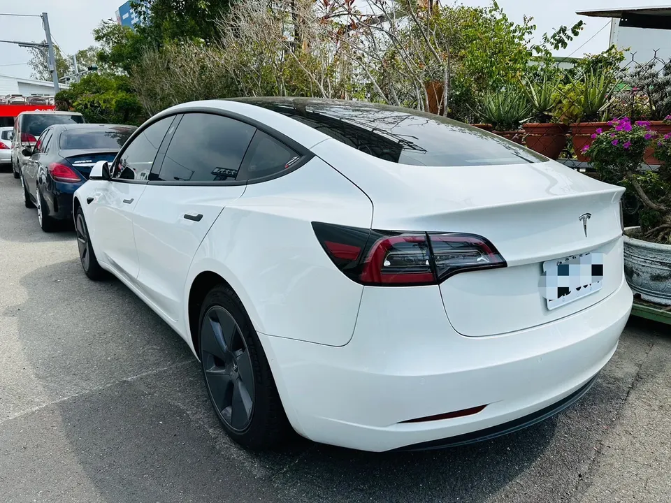 Tesla Model 3 LFP
