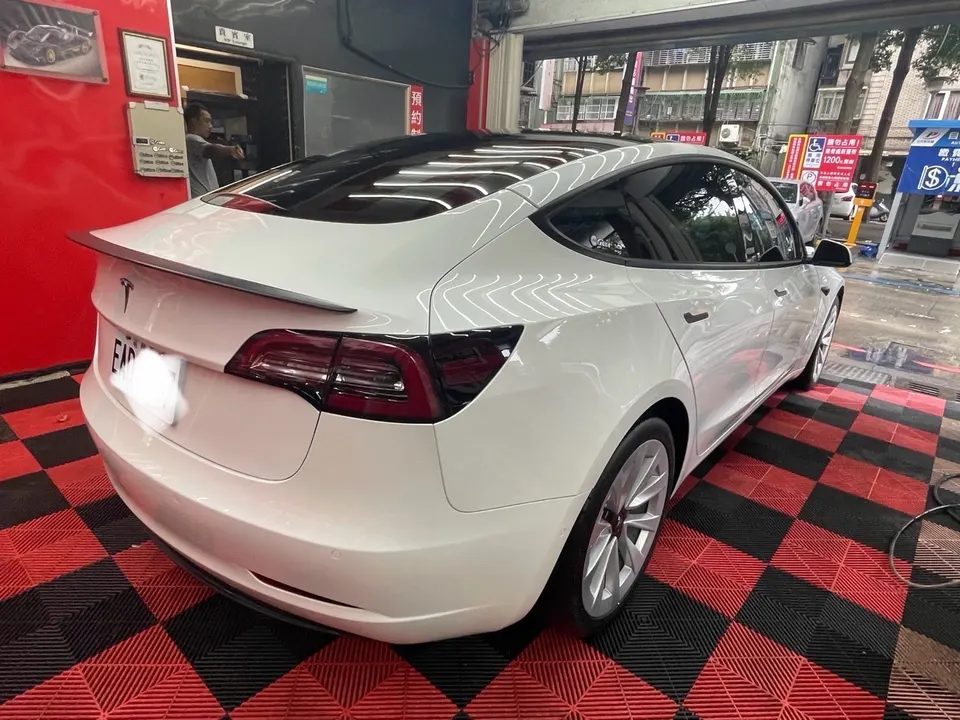 Tesla Model 3 SR+