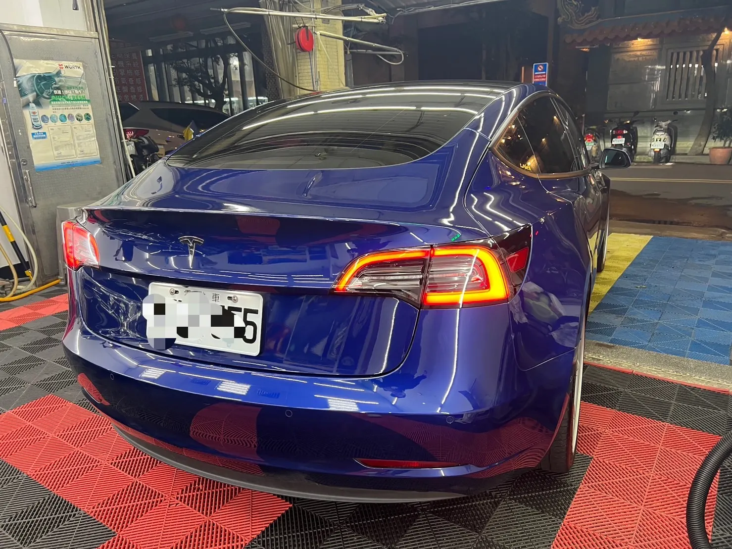 Tesla Model 3 SR + 照片 1