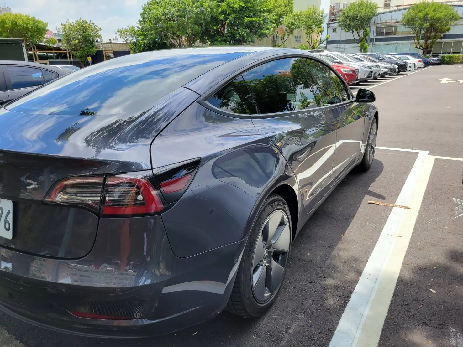 Tesla Model 3 LFP 照片 1