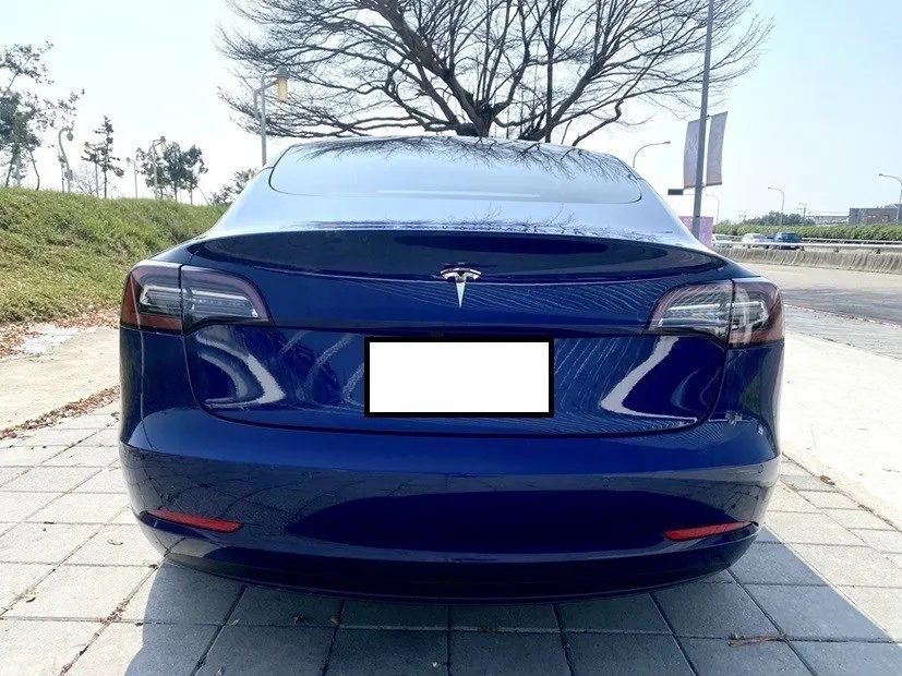 Tesla Model 3 SR+