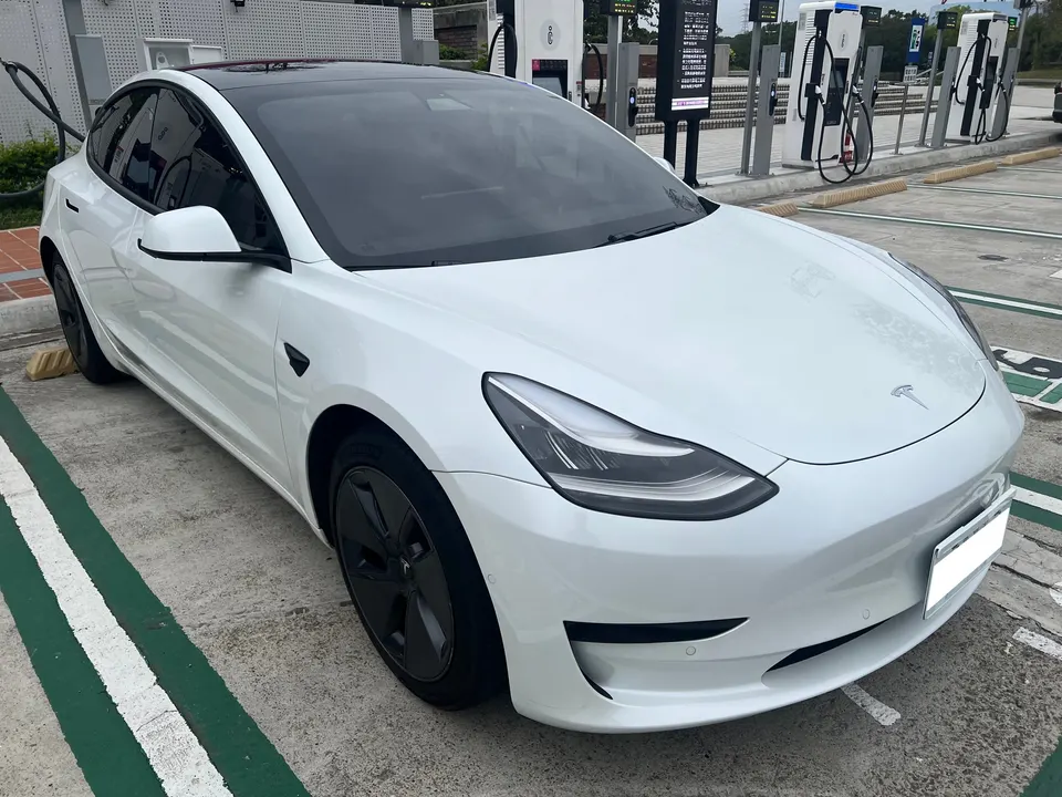 Tesla Model 3 SR+