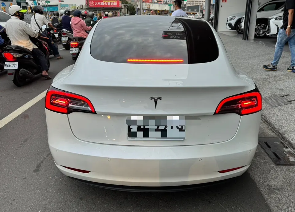 Tesla Model 3 SR+