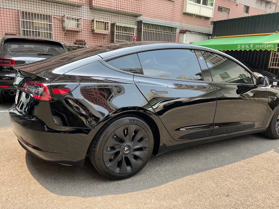 Tesla Model 3 SR+
