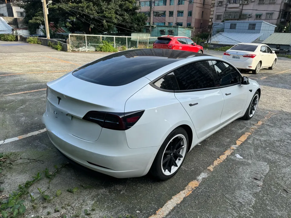 Tesla Model 3 SR+