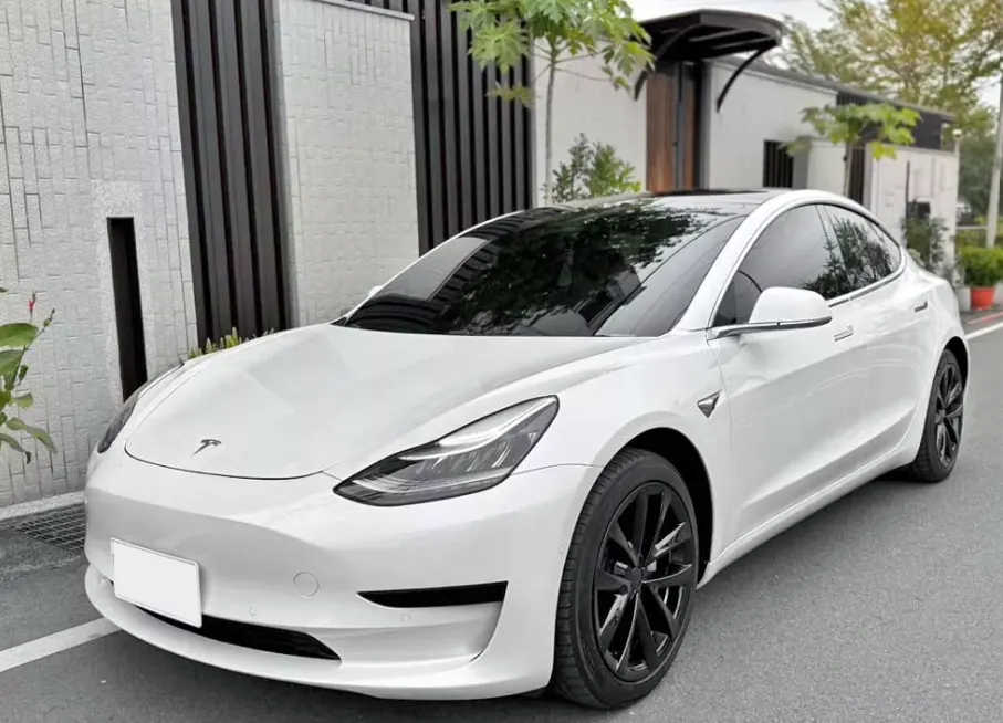 Tesla Model 3 Standard Range Plus 照片 1