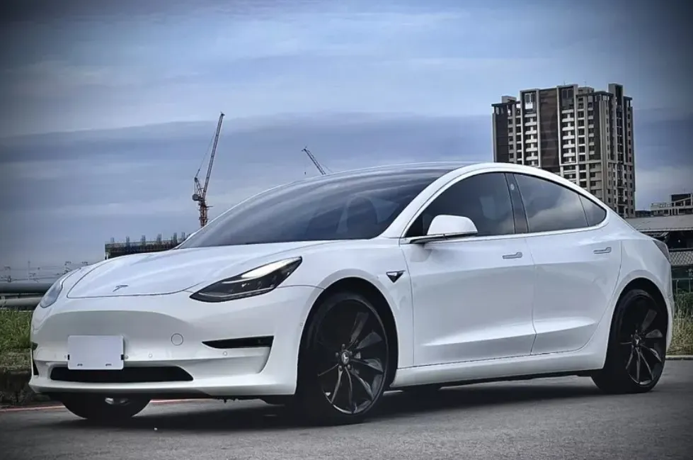 Tesla Model 3 Long Range 照片 1