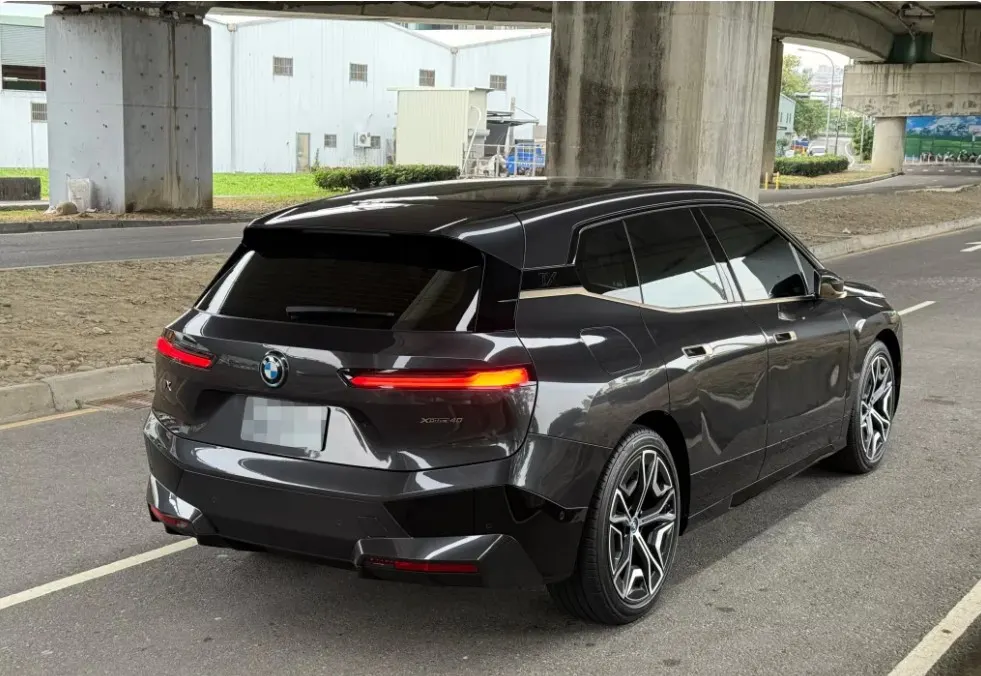 BMW iX xDrive40 照片 1