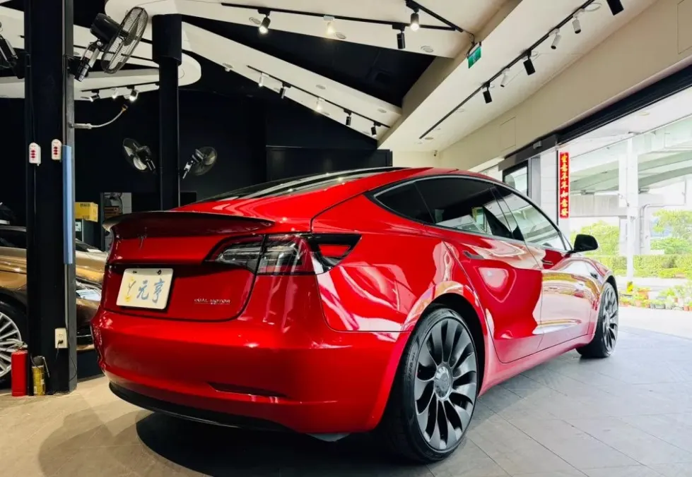 Tesla Model 3 Performance 照片 1