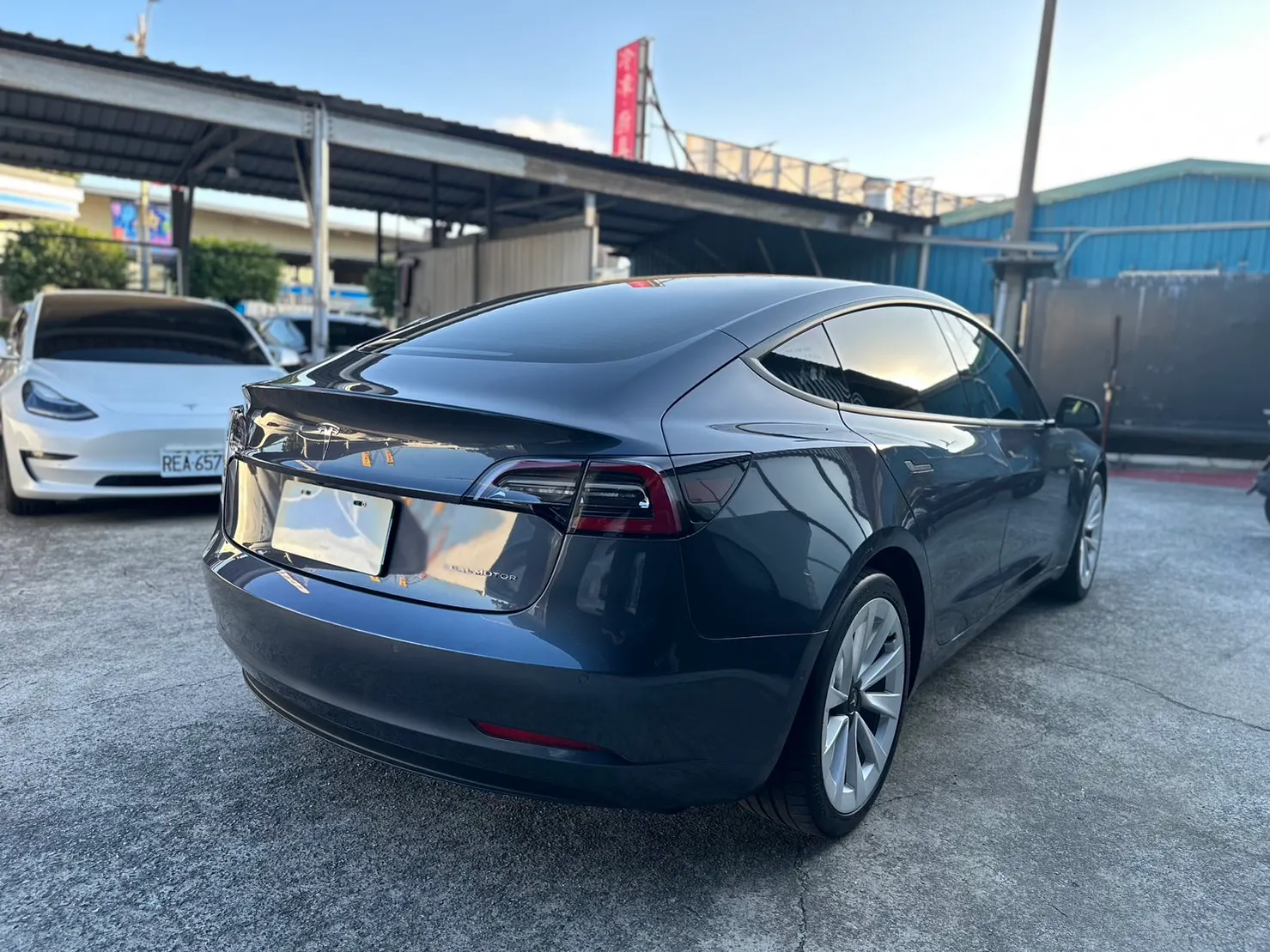 TESLA MODEL 3 SR 照片 1
