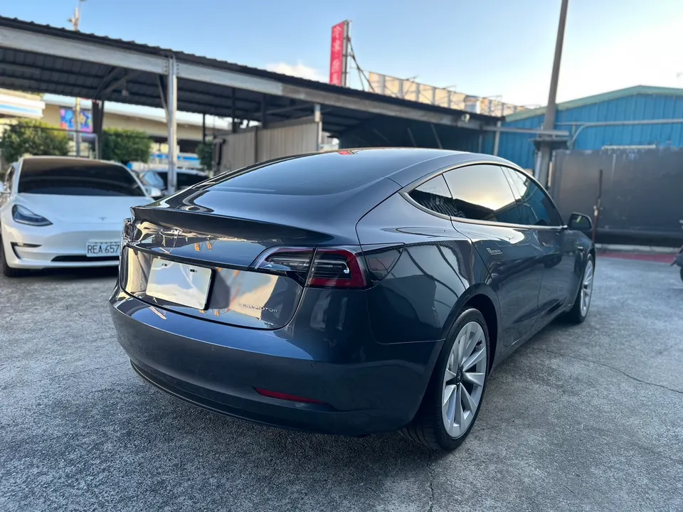 TESLA MODEL 3 SR