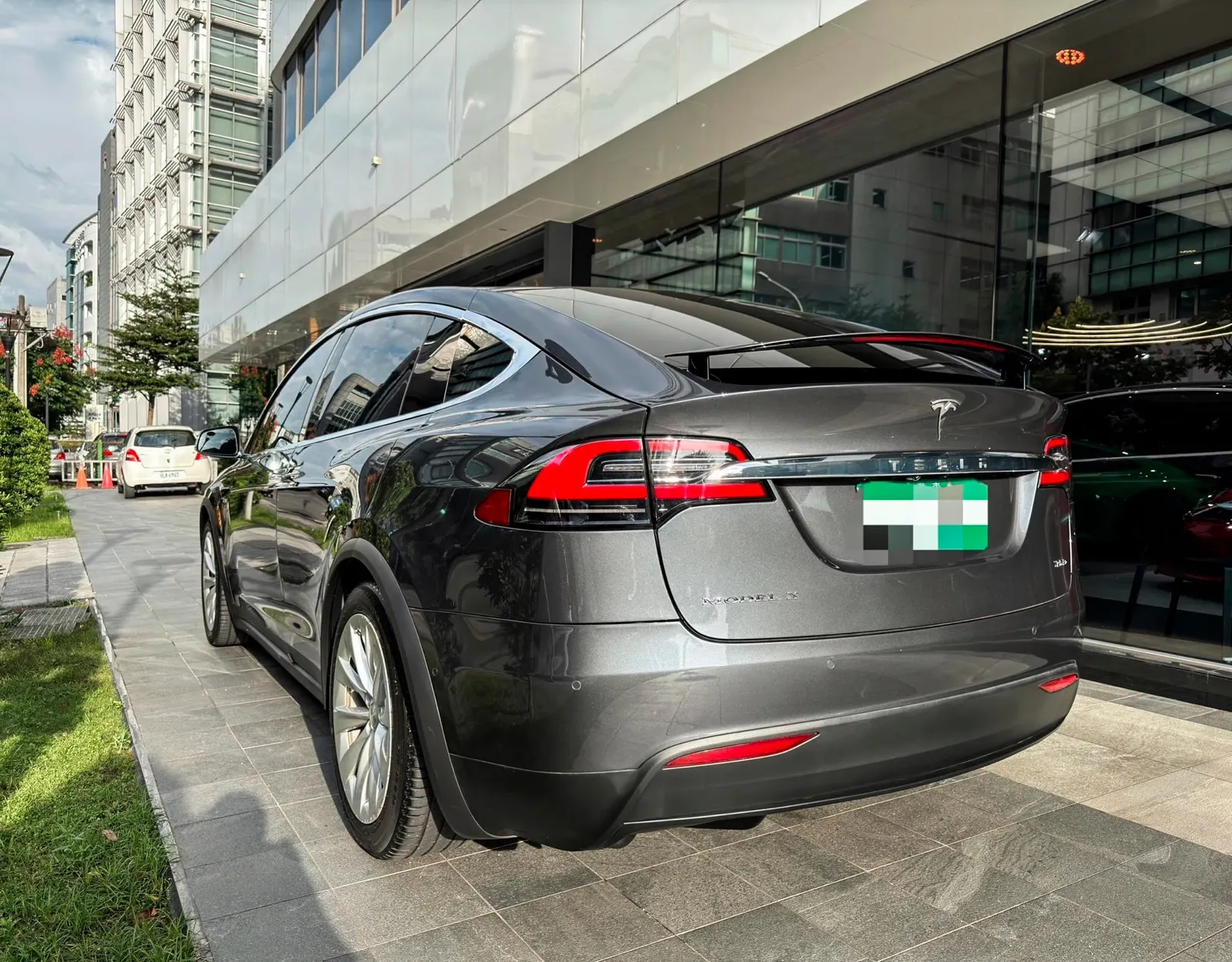 Tesla Model X 75D 照片 1