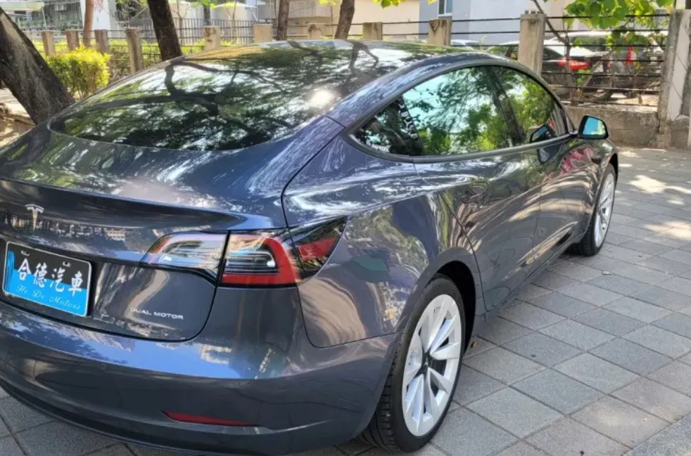 Tesla Model 3 照片 1