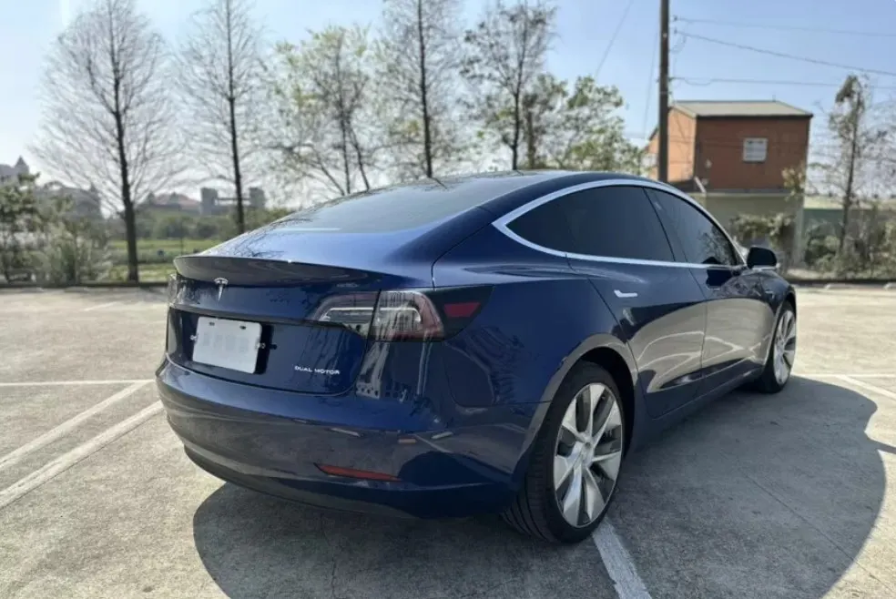 Tesla Model 3 Long Range 照片 1