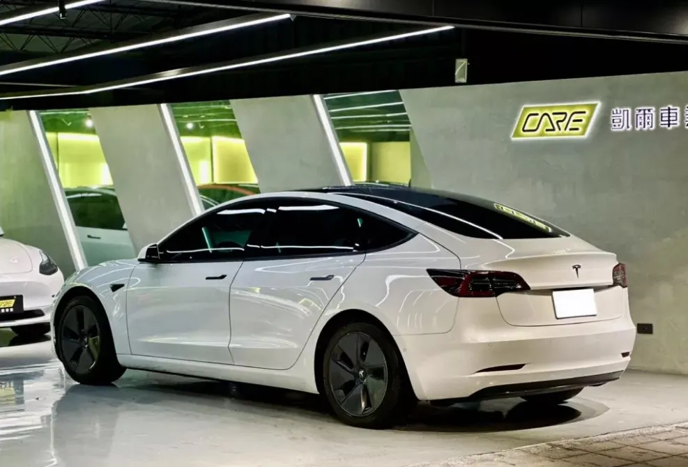 Tesla Model 3 Standard Range Plus 照片 1