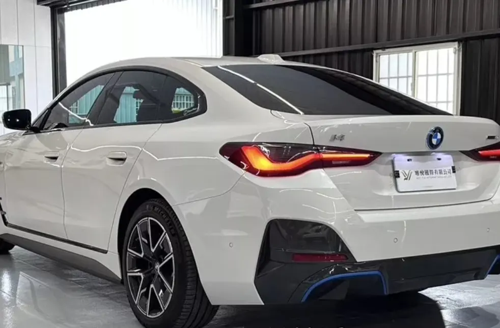 BMW i4 eDrive40 照片 1