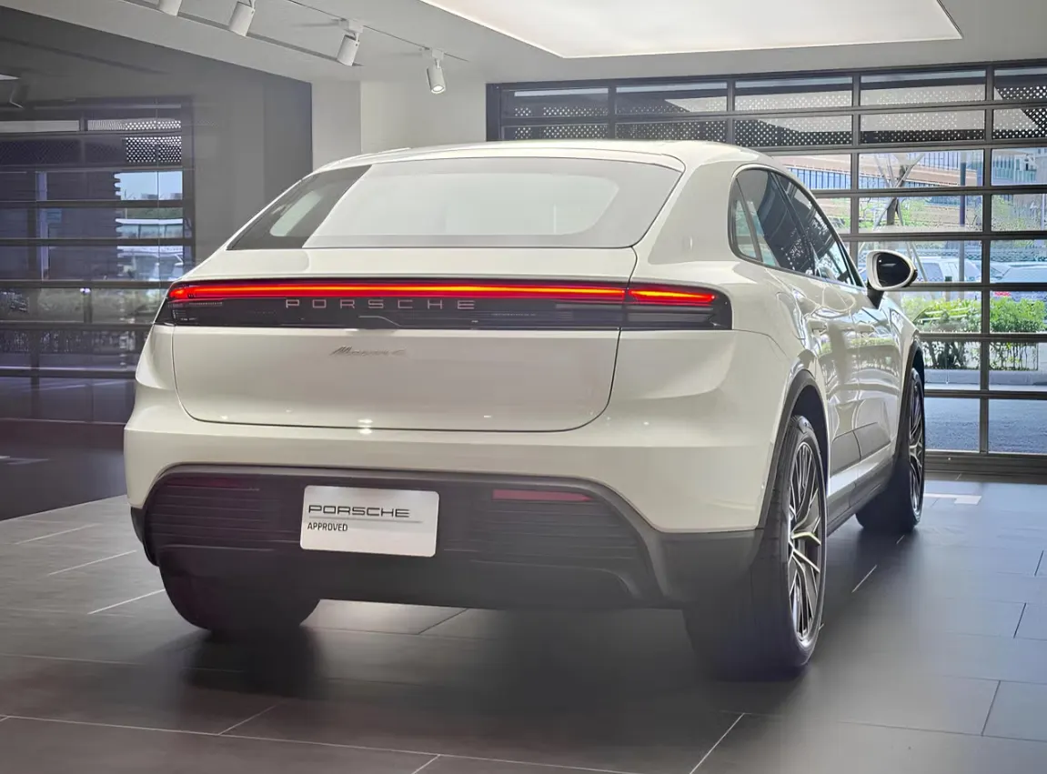 Porsche Macan 4 EV 照片 1