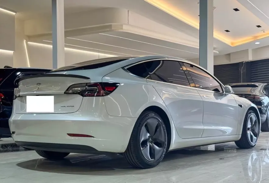 Tesla Model 3 Long Range 照片 1