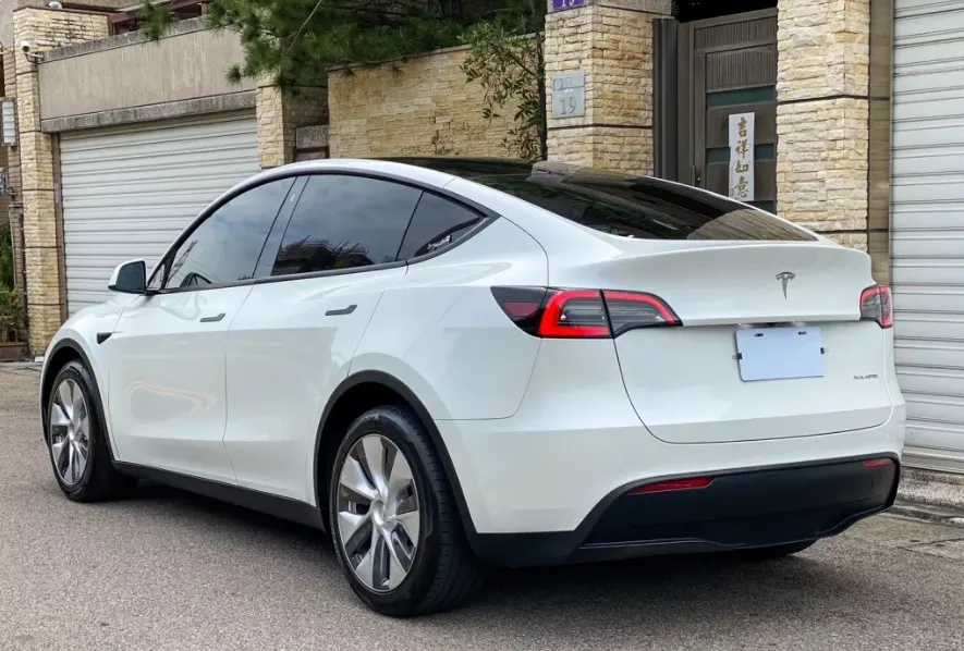 Tesla Model Y Long Range 照片 1