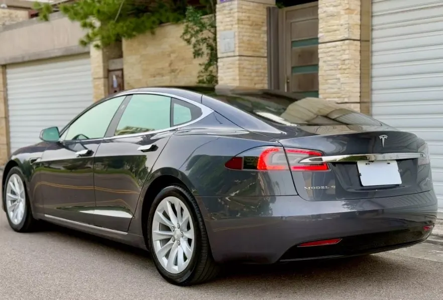 Tesla Model S 75D 照片 1