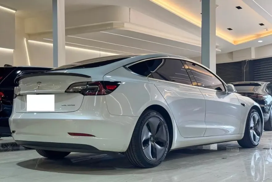 Tesla Model 3 Long Range 照片 1